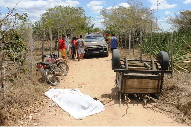 Motociclista morre após ser atingido por reboque carregado de