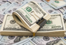 Dólar fica abaixo dos R$ 5 pela primeira vez em dois anos