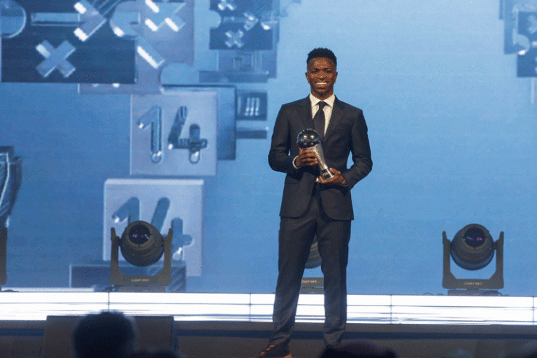 Eleito melhor do mundo, Vini Jr recebe homenagem com foto na fachada da CBF