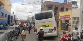 Ônibus escolar perde o controle no centro da cidade e por pouco não causa tragédia. Veículo de repórter do Calila quase foi atingido