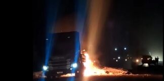 Caminhão fica parcialmente destruído após pegar fogo na BR 324 entre Riachão do Jacuípe e Tanquinho