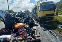 Ultrapassagem causa colisão entre carreta e caminhonete; Uma pessoa morreu na hora e outra está em estado grave