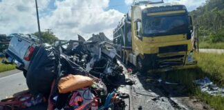 Ultrapassagem causa colisão entre carreta e caminhonete; Uma pessoa morreu na hora e outra está em estado grave