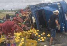 Caminhão carregado de frutas tomba no contorno que da acesso a BR-407 em Capim Grosso