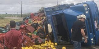 Caminhão carregado de frutas tomba no contorno que da acesso a BR-407 em Capim Grosso