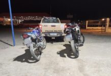PM flagra condutores empinando motos e apreende veículos