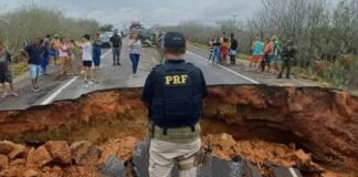 Força da chuva destrói pista e interdita totalmente a BR-116 em Tucano