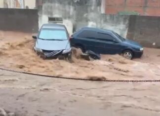 Temporal causa alagamentos e arrasta veículos em Caetité