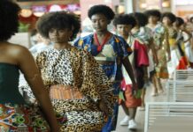Estudantes da rede estadual celebram a cultura afro-brasileira com desfile de moda em shopping de Salvador