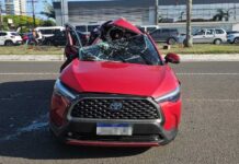 Passageiro morre após colisão entre veículo e ônibus em cruzamento de Feira de Santana