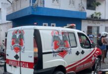 Mulher sofre grave ferimento na perna após cair de mototáxi e ser atingida por caminhão