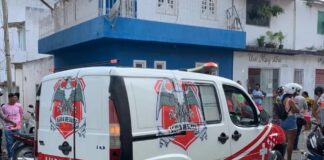 Mulher sofre grave ferimento na perna após cair de mototáxi e ser atingida por caminhão