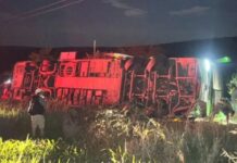 Ônibus de turismo tomba na BA-026, entre Planaltino e Nova Itarana