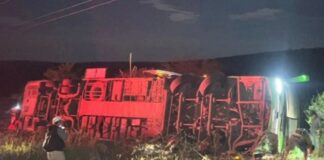 Ônibus de turismo tomba na BA-026, entre Planaltino e Nova Itarana