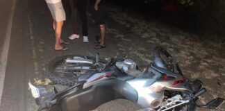 Homem e mulher morrem após perder o controle de motocicleta e cair debaixo de caminhão na BR-324