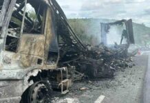 Incêndio em carreta deixa BR-116 travada em trecho de Jaguaquara; veículo transportava doces