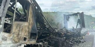 Incêndio em carreta deixa BR-116 travada em trecho de Jaguaquara; veículo transportava doces