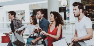 Brasileiros pretendem gastar 13% mais neste Natal e parcelar compras no cartão, diz pesquisa