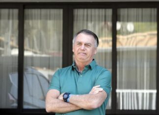 Defesa pede prisão domiciliar humanitária a Bolsonaro e cita queda na prisão