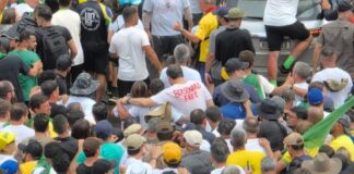 Michelle Bolsonaro faz oração no encerramento de caminhada promovida por Nikolas Ferreira