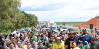 Caminhada de Nikolas tem mutirão de selfies e atrai políticos em busca visibilidade