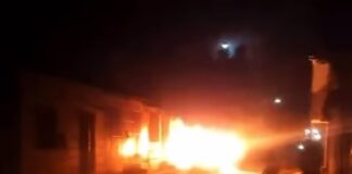 Veículo pega fogo na noite desta terça-feira em Ipirá