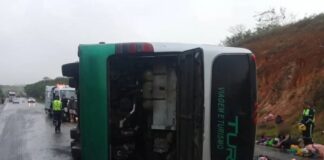 Ônibus tomba, deixa um morto e mais de dez feridos na BR-116