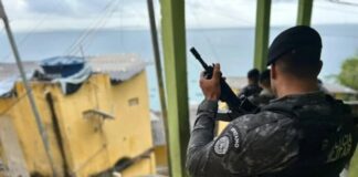 Homem com tornozeleira é encontrado com drogas e celulares