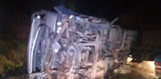 Duas pessoas morrem e 20 ficam feridas em acidente com micro-ônibus de prefeitura na BR-116