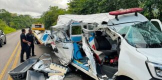 Acidente com ambulância e caminhão parado causa morte médico, enfermeira e ocupante