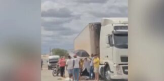 Caminhoneiro está em estado grave após ser prensado pelo próprio veículo na BR-324