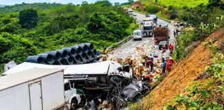 Carga da Shopee é saqueada por populares após tombamento de carreta na Bahia