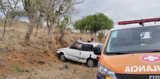 Carro sai da pista e desce ribanceira na BA-120; casal é socorrido pela Brigada Anjos Jacuipenses