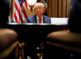 Receita dos EUA vaza dados fiscais de milhares de pessoas para setor de imigração, diz jornal