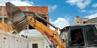 Secretaria de Infraestrutura realiza remoção de entulhos em avenida que liga o Centro ao bairro 20 de Abril