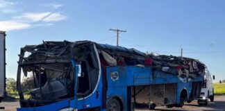 Ônibus com trabalhadores tomba após pneu estourar e deixa 6 mortos na BR-153