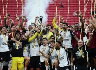 Corinthians vence Flamengo e é bicampeão da Supercopa Rei