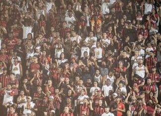 Vitória sofre punição pesada e terá que jogar duas partidas sem torcida no Barradão; Bahia é multado