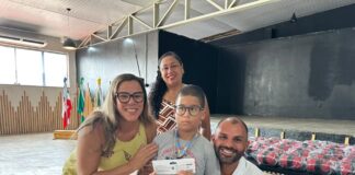 Prefeitura de Ipirá realiza entrega de abafadores para alunos autistas da rede municipal