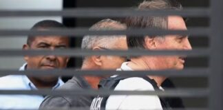 Bolsonaro recebe alta e chega em casa para cumprir prisão domiciliar