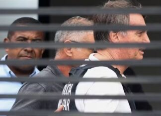 Bolsonaro recebe alta e chega em casa para cumprir prisão domiciliar