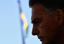 Bolsonaro está estável, mas situação é extremamente grave, diz médico