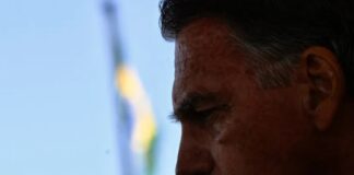 Bolsonaro está estável, mas situação é extremamente grave, diz médico