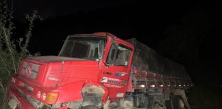 Caminhão desce ribanceira na BA-130, em Mairi