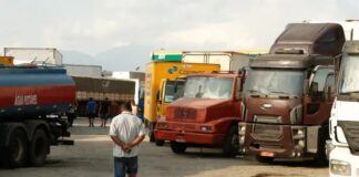 Caminhoneiros fazem manifestação contra a alta dos combustíveis na Bahia