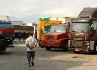 Caminhoneiros fazem manifestação contra a alta dos combustíveis na Bahia