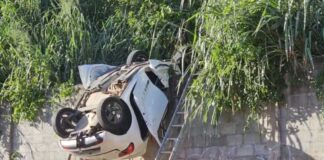 Carro despenca de cerca de 17 metros e deixa adolescente preso às ferragens em Salvador