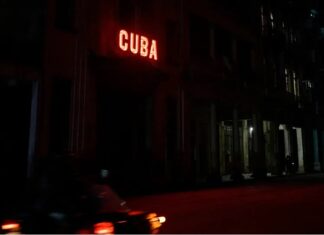 Sob bloqueio dos EUA, Cuba sofre falha total da rede elétrica e fica no escuro