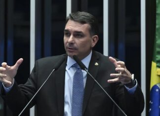 Flávio votou a favor da Lei da Misoginia para não perder votos das mulheres, confessa deputado bolsonarista