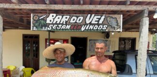 Pescadores de Ipirá chamam atenção ao capturar peixe de tamanho incomum no povoado do Trapiá